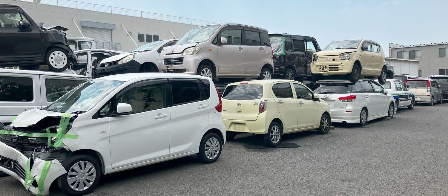 株式会社ヤツヅカの自社ヤード（多数の買取車両）