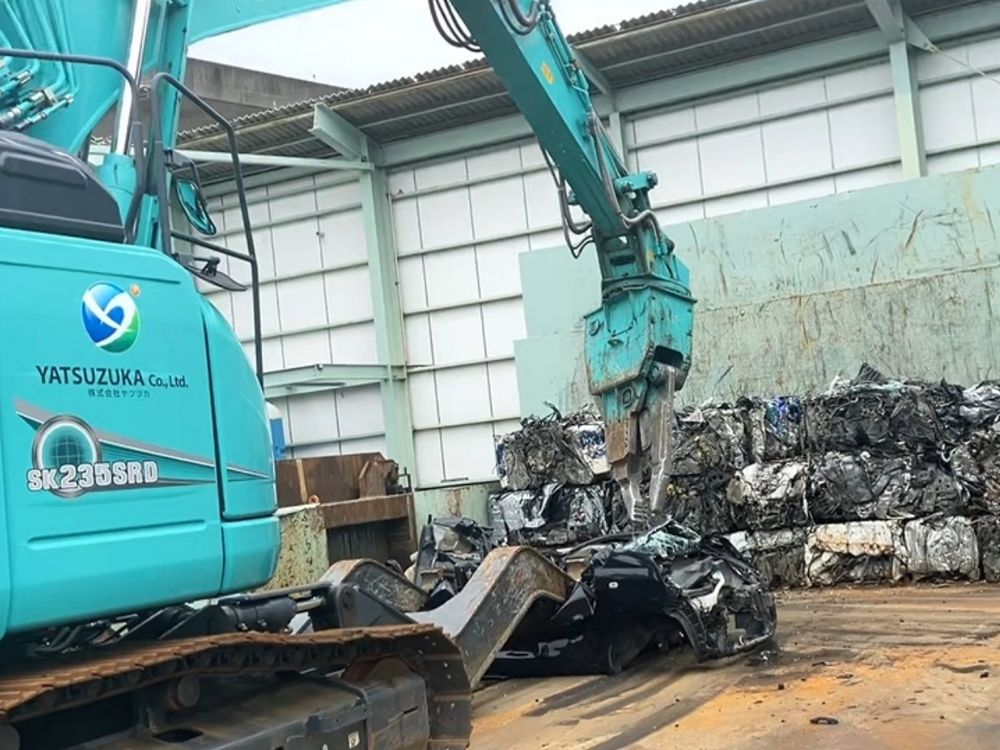 自社工場での廃車解体作業（株式会社ヤツヅカ）