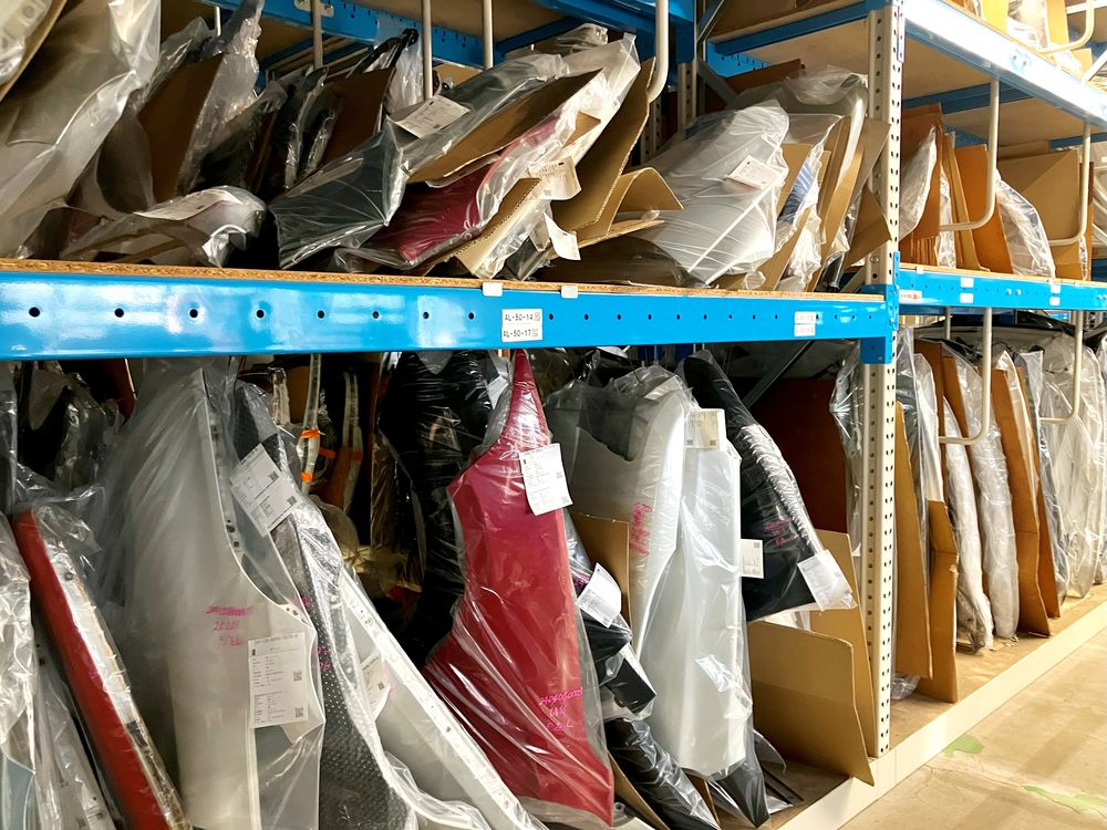 中古パーツの在庫棚（株式会社ヤツヅカ）
