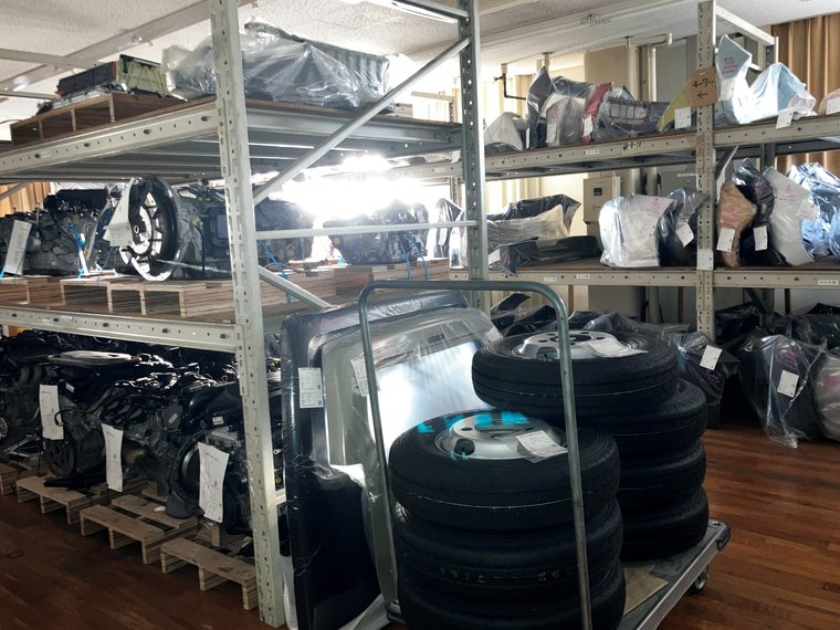 常時14,000点以上の中古パーツ在庫棚（株式会社ヤツヅカ）